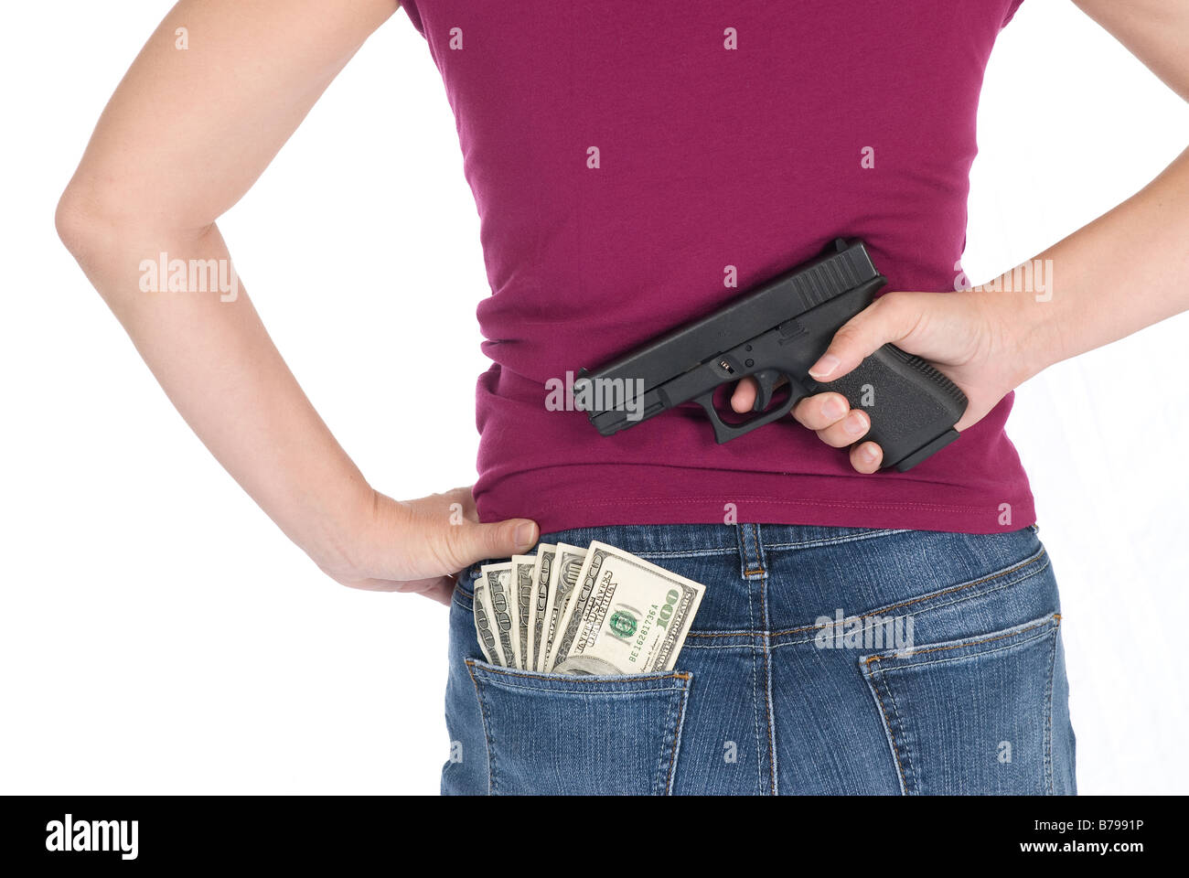 Eine Frau ist bereit, ihr Geld mit einer Pistole zu schützen Stockfoto