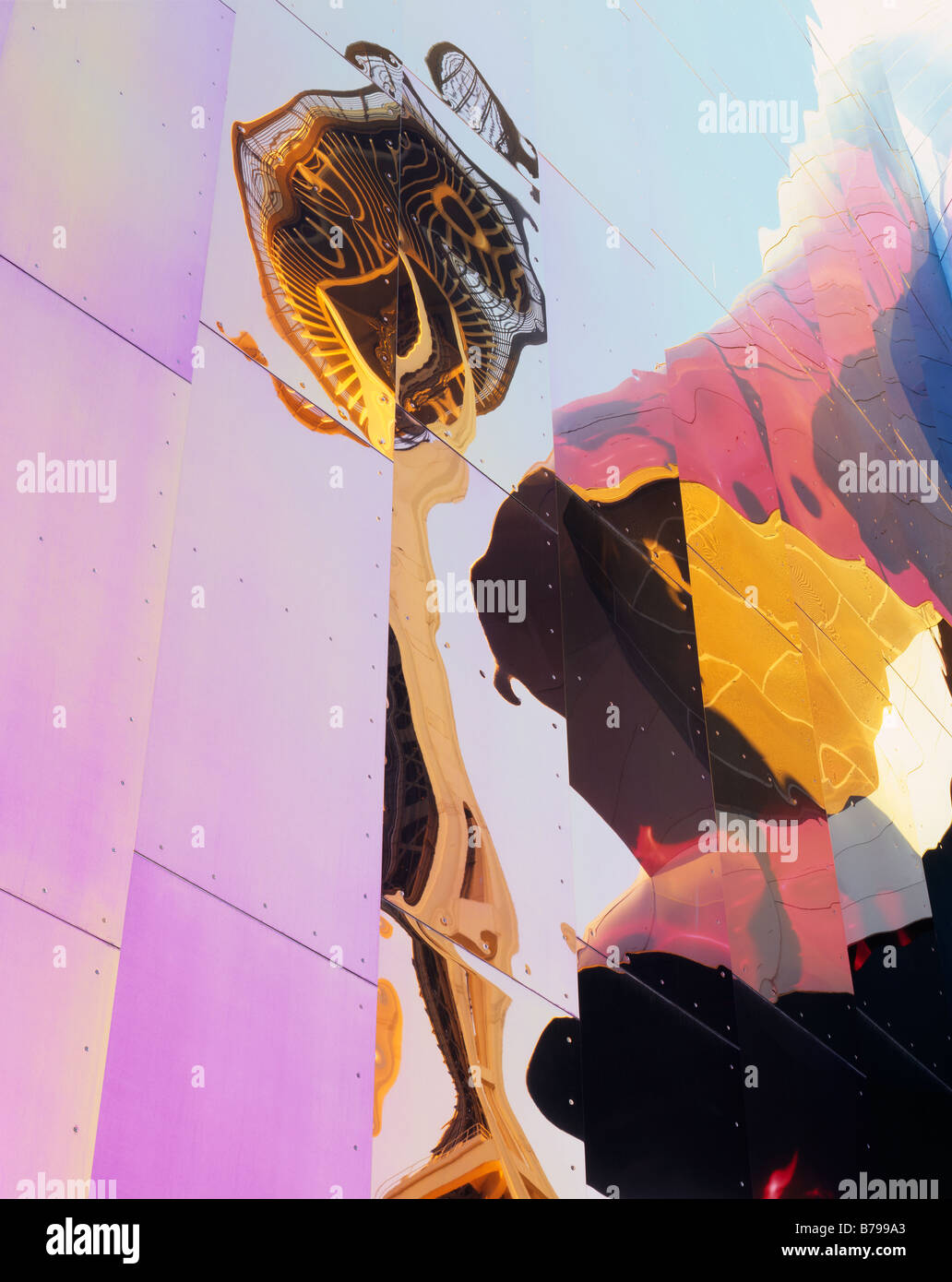 WASHINGTON - Die Space Needle reflektiert auf dem Aluminium Abstellgleis des Experience Music Project, (EMP) am Seattle Center. Stockfoto