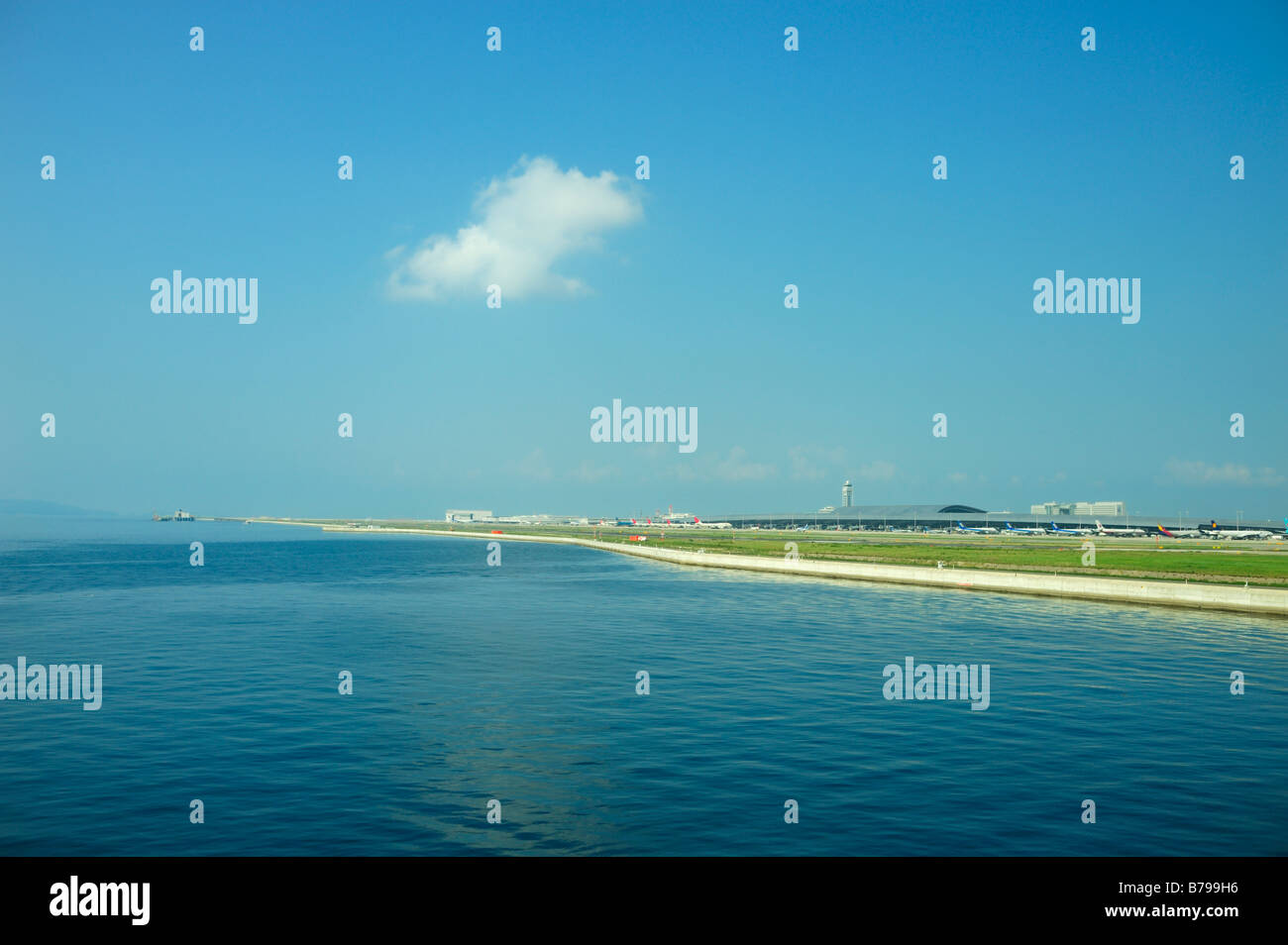 Der internationale Flughafen Kansai wurde auf einer künstlichen Insel, Osaka (KIX) JP, gebaut Stockfoto