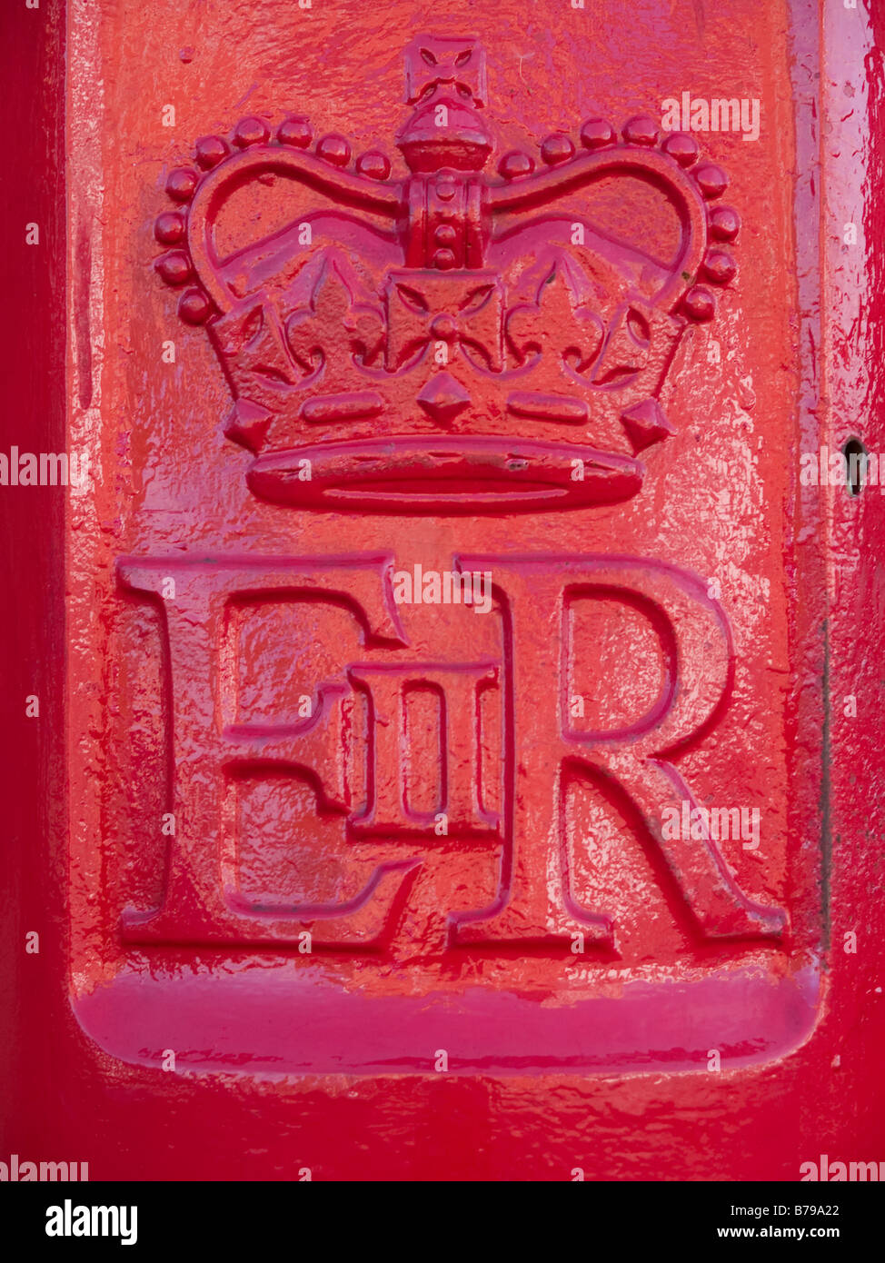 Elisabeth der zweite königliche Chiffre auf einem britischen Post-box Stockfoto