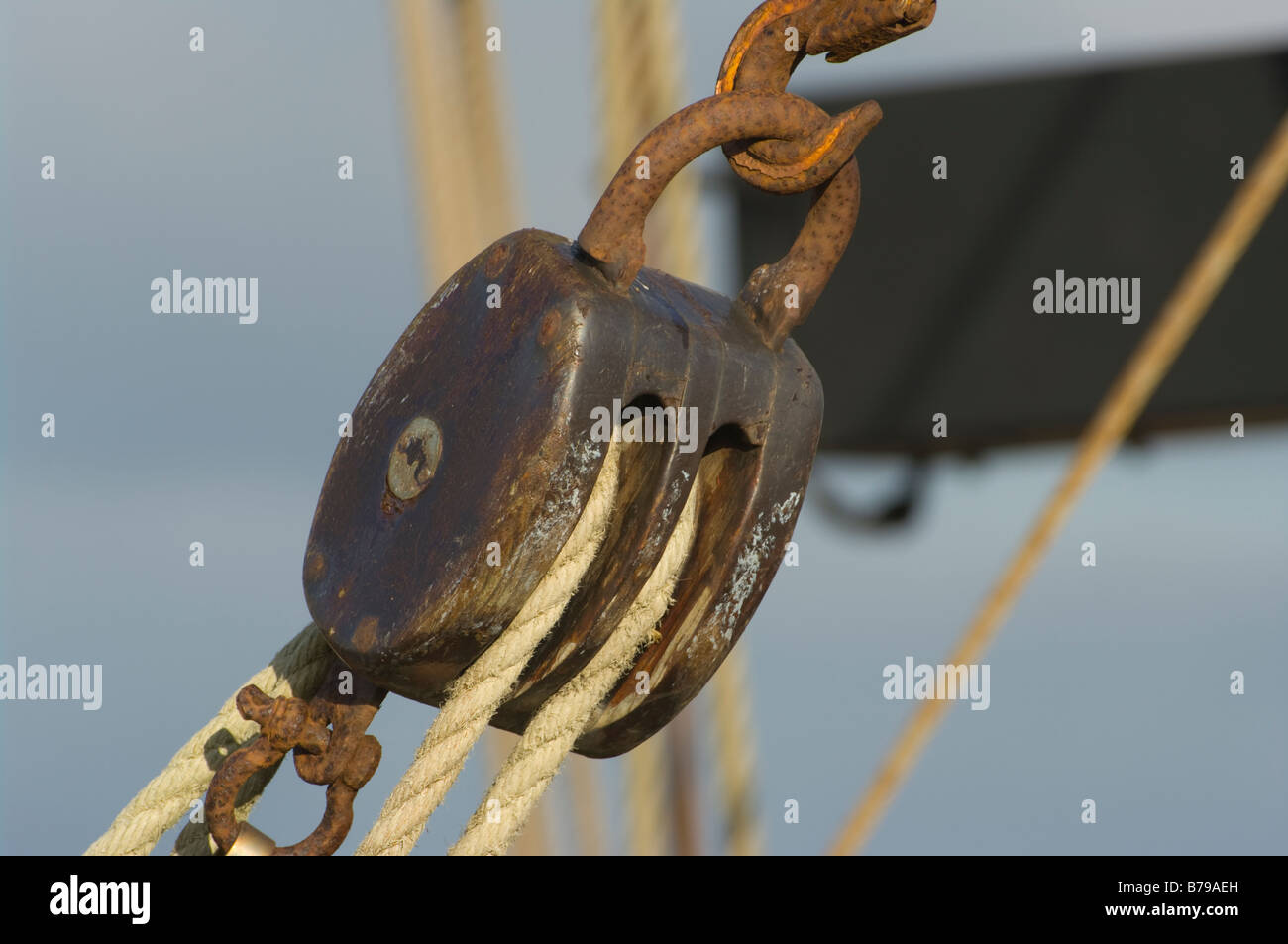 hölzerne Riemenscheibe und Seil von einem Yachten rigging Stockfoto