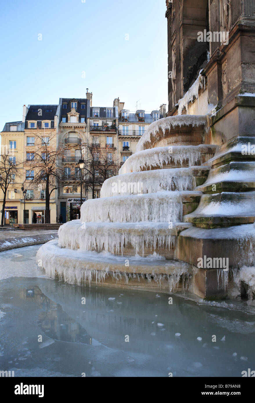 Gefrorenes Wasser auf dem Brunnen der Unschuldigen, in der Nähe von Les Halles, Paris, Frankreich, Europa Stockfoto