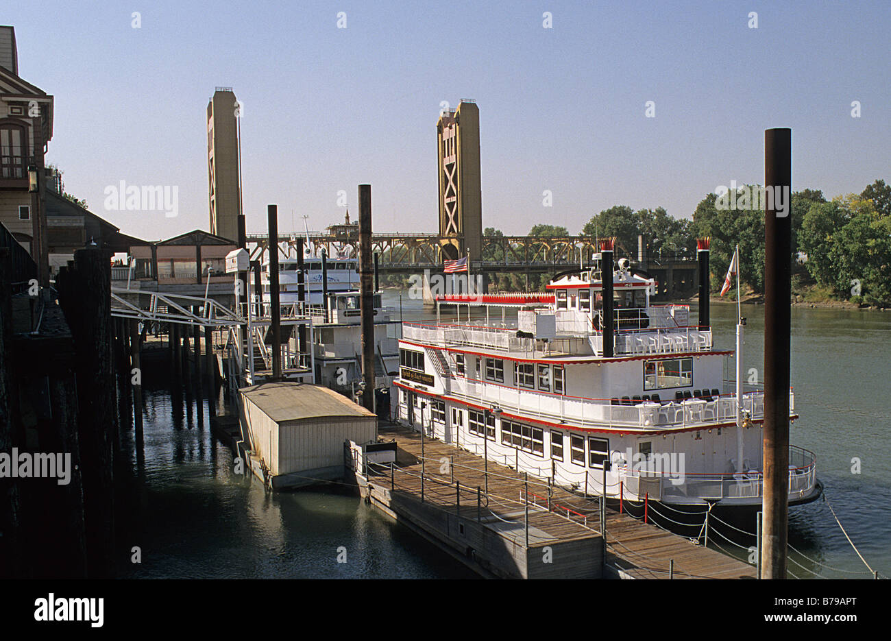 Sacramento, Kalifornien, Delta King, historische Heck Rad Riverboat vertäut am Sacramento, jetzt ein Restaurant und Hotel. Stockfoto