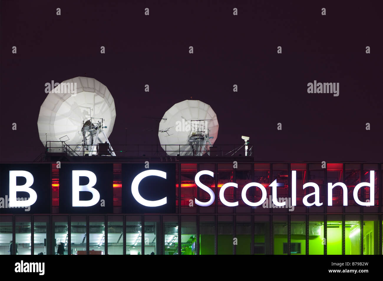 Satellitenschüsseln auf dem Dach des BBC Scotland Headquarters auf Pacific Quay, Glasgow, Schottland, UK. Stockfoto