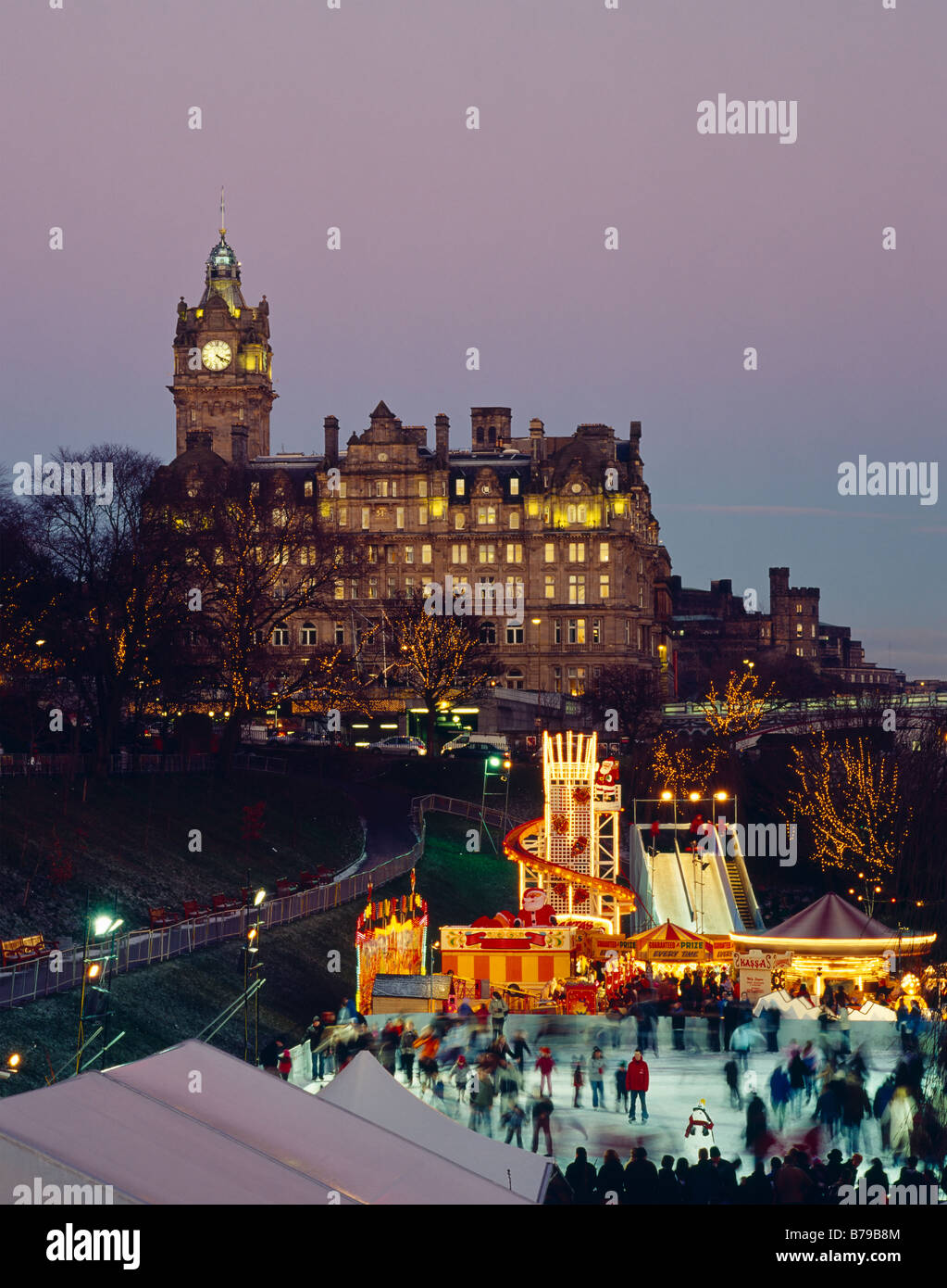 Die Schlittschuhbahn im Winter Wunderland in Princes Street Gardens, Edinburgh, Schottland, Großbritannien. Stockfoto