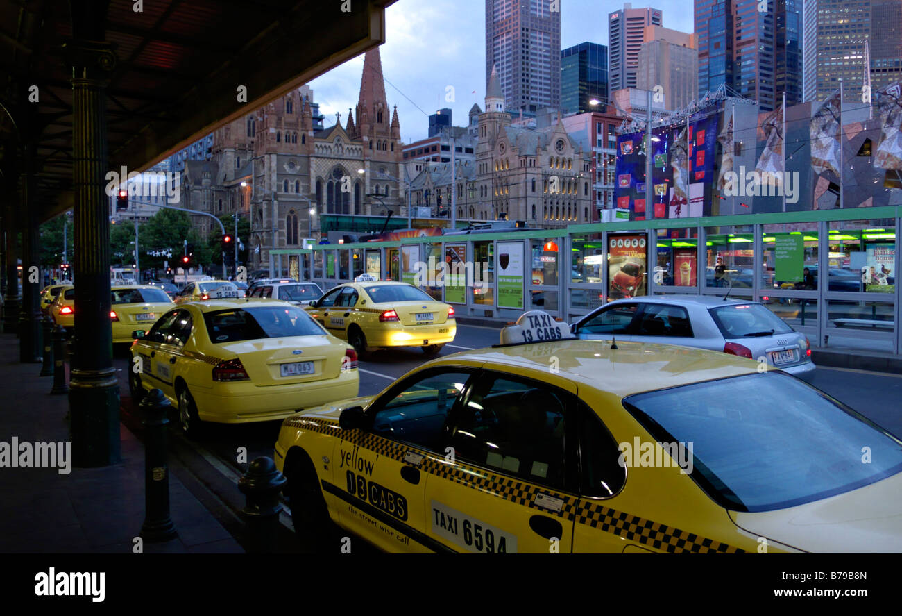 Taxis an der Flinders Street Station und den Federation Square in Melbourne, Australien Stockfoto