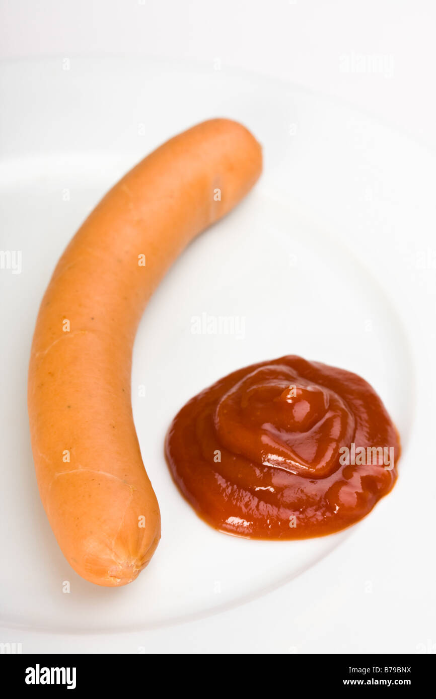 ein paar Würstchen auf einem weißen Teller Stockfoto