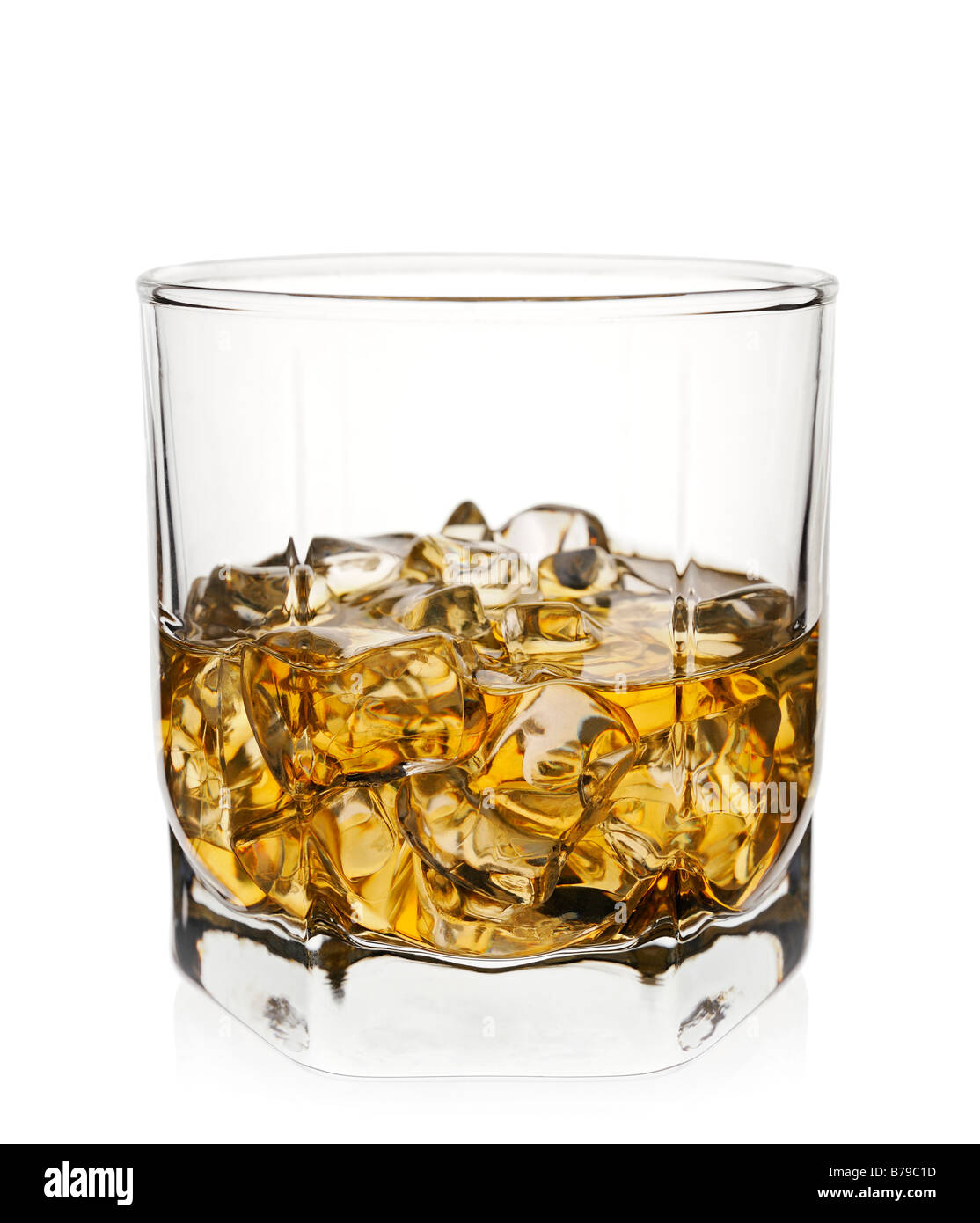 Glas Whisky mit Eis vor einem weißen Hintergrund hautnah Stockfoto