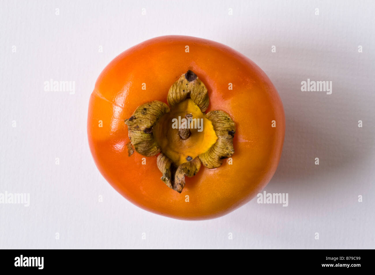 Kakifruit auf eine weiße Schneidebrett Stockfoto