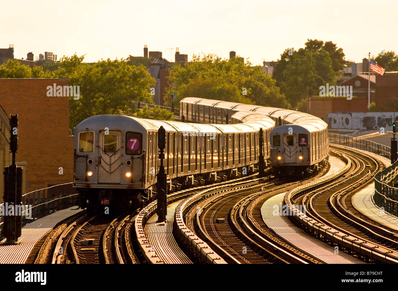 Die Zahl 7 erhöhte u-Bahn in Queens, New York City. Stockfoto