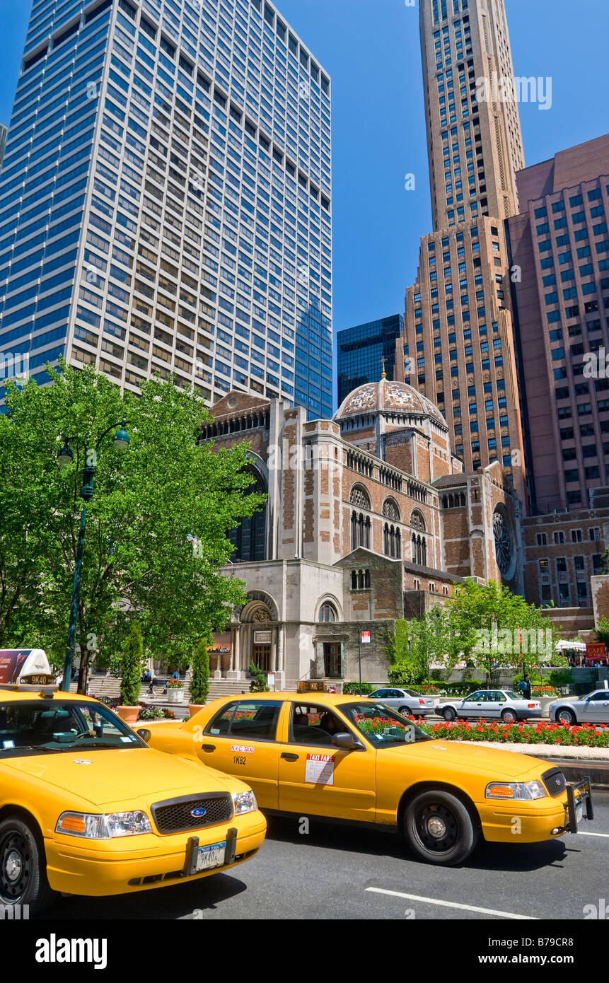 St. Bartholomäus-Kirche und gelben Taxis an der "Park Avenue" in Midtown Manhattan, New York City. Stockfoto