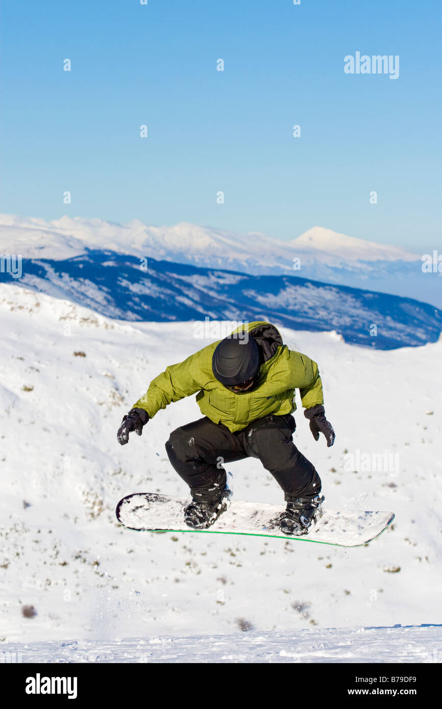 junge Snowboarden gefangen im Sprung Stockfoto