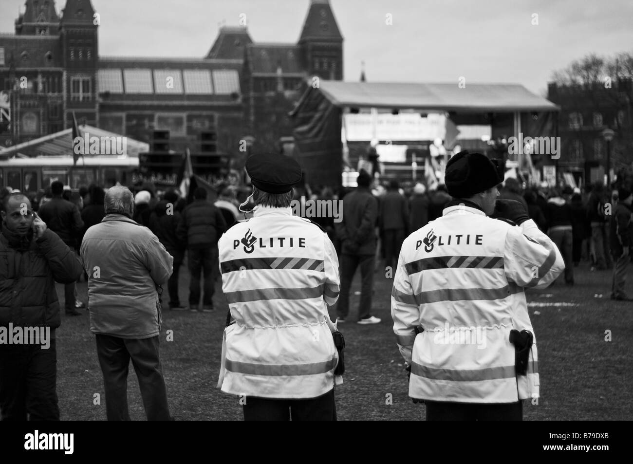 Die Amsterdamer Polizei beobachten, friedliche Demonstranten, die 2009 Gewalt in Gaza vor dem Rijksmuseum auf dem Museumplein Stockfoto