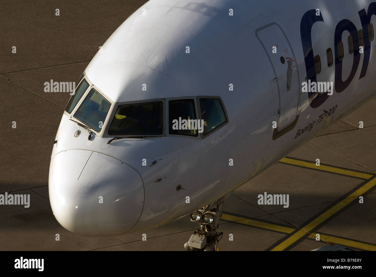 Cockpit der Boeing 757-300 der Condor Airlines, Flughafen Düsseldorf, Deutschland. Stockfoto