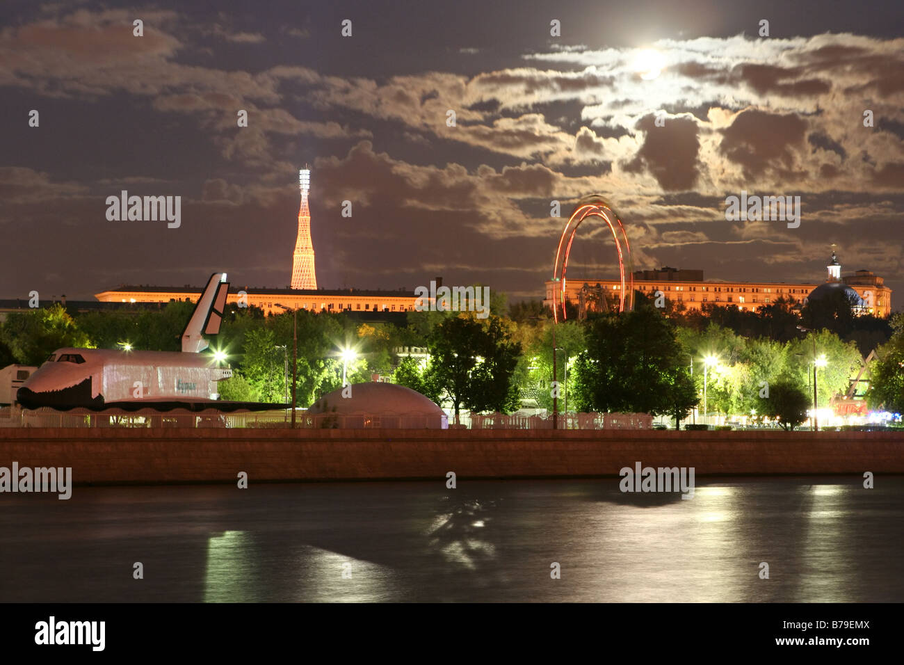 Gorki Central Park für Kultur und Freizeit in Moskau. Abend-Blick auf den Park, Moskwa Bank, Mond und Buran Space shutt Stockfoto