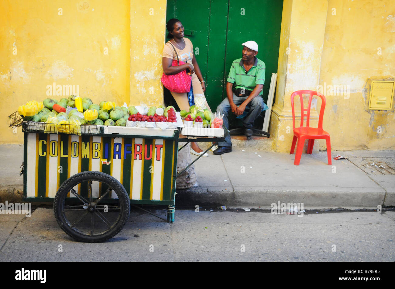 Ein Obsthändler auf den Straßen von Cartagena, Kolumbien. Stockfoto