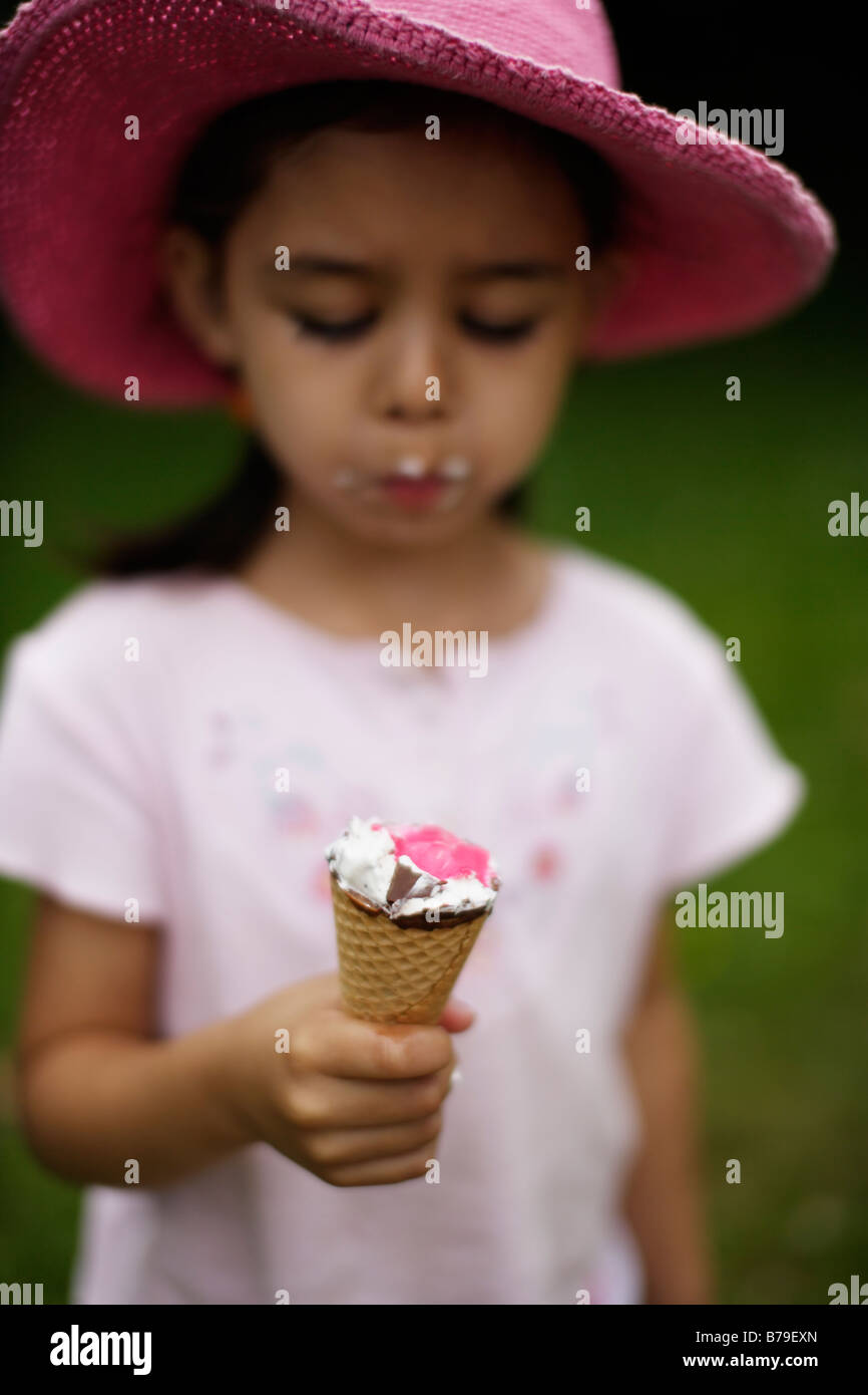 Fünf Jahre altes Mädchen, Eis essen Stockfoto