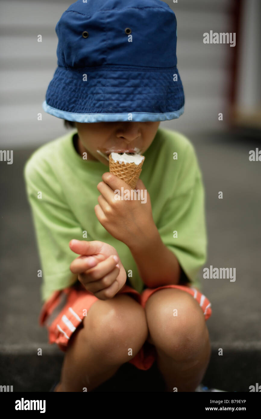 Sechs Jahre alter Junge, Eis essen Stockfoto
