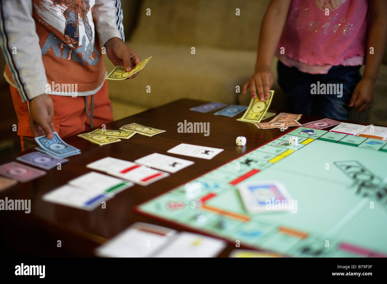 Kinder spielen Monopoly UK version Stockfoto