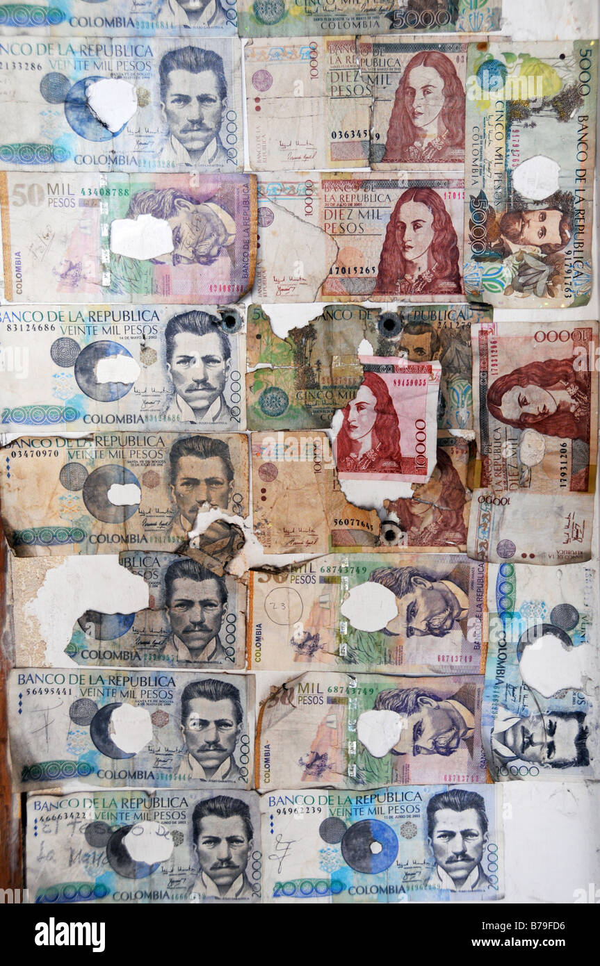 Falschgeld klebte an der Wand in einem Geschäft in Medellin, Kolumbien. Stockfoto