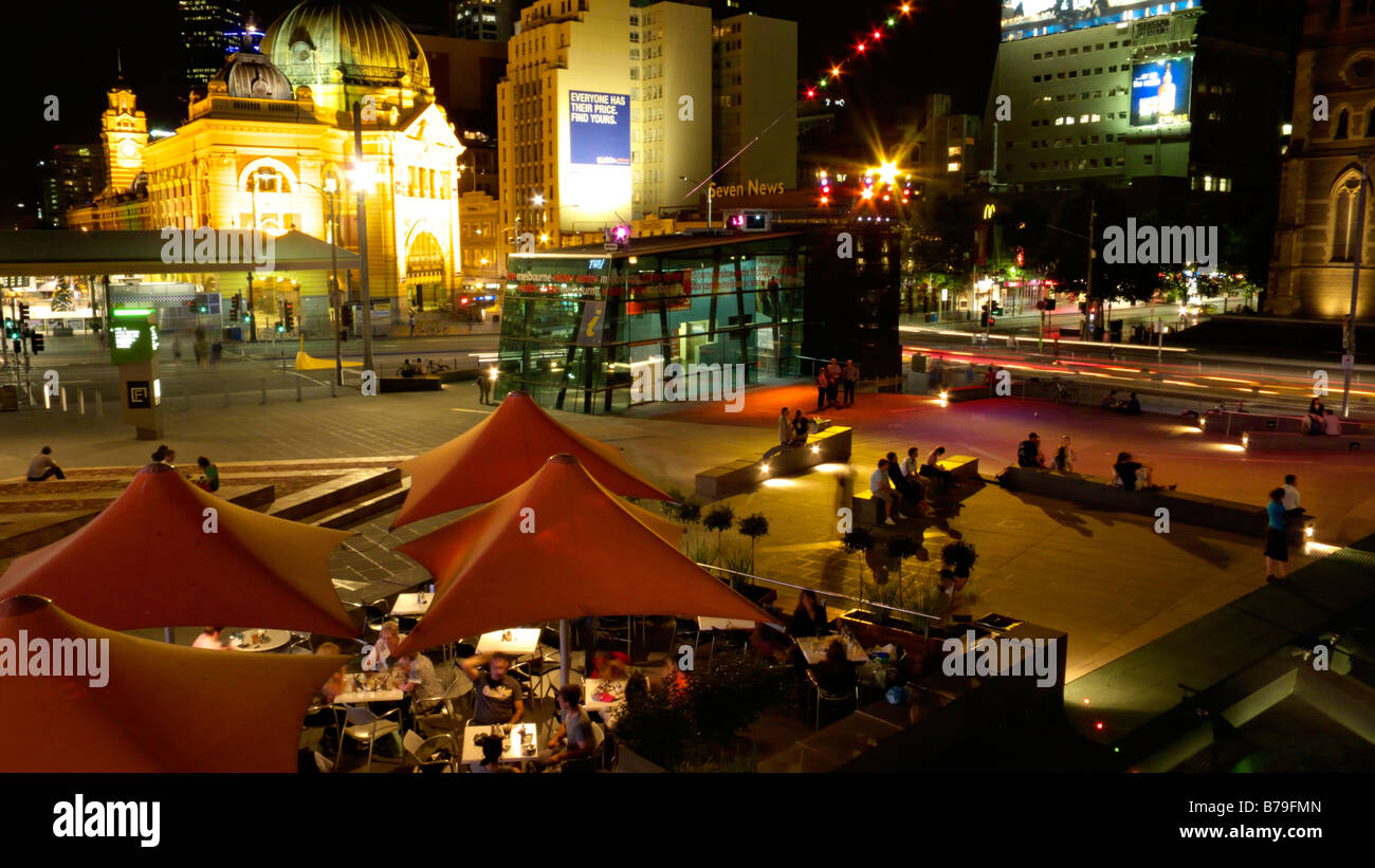 Federation Square und der Bahnhof Flinders Street, Melbourne, Australien Stockfoto