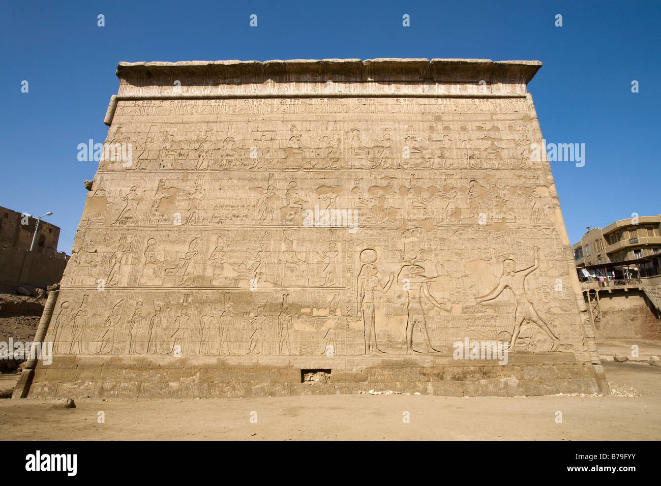 Hilfsarbeit an den Außenwänden am Tempel des Chnum in Esna, Ägypten Stockfoto