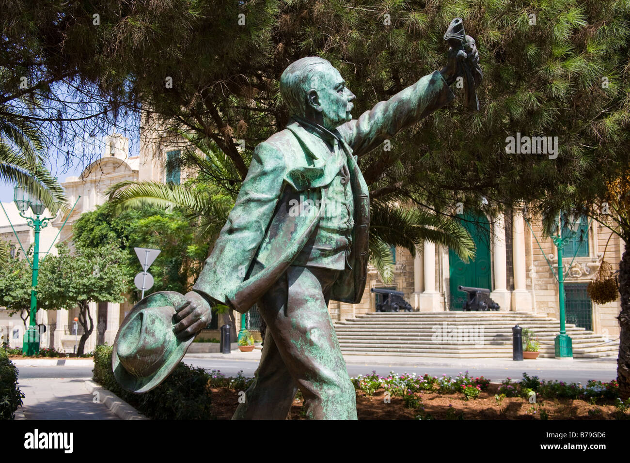 Statue von Manwel Dimech außerhalb Auberge de Castille et Leon, Büro des Premierministers, Castille Platz, Valletta, Malta Stockfoto