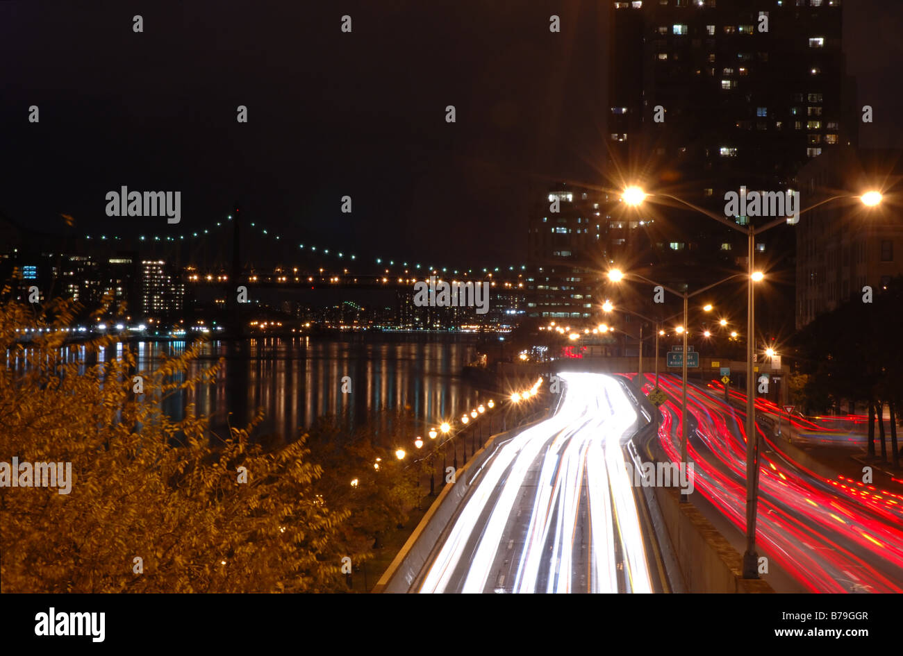 Verschwommene Verkehr in der Nacht auf den FDR Drive in New York City New York USA Stockfoto