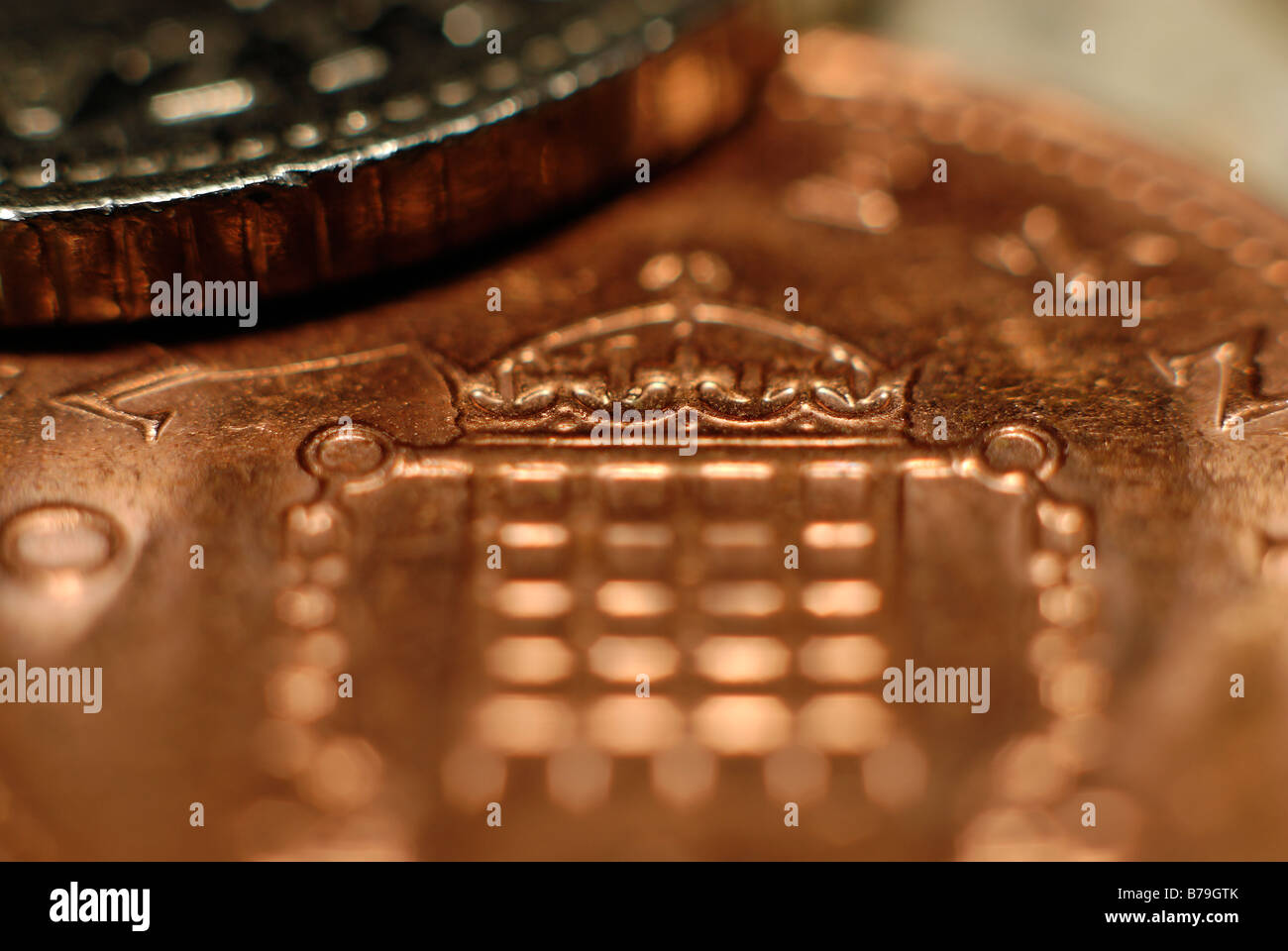 Nahaufnahme von einem britischen Penny mit einem Eingriff in der oberen linken Ecke 10 Pence-Stück Stockfoto