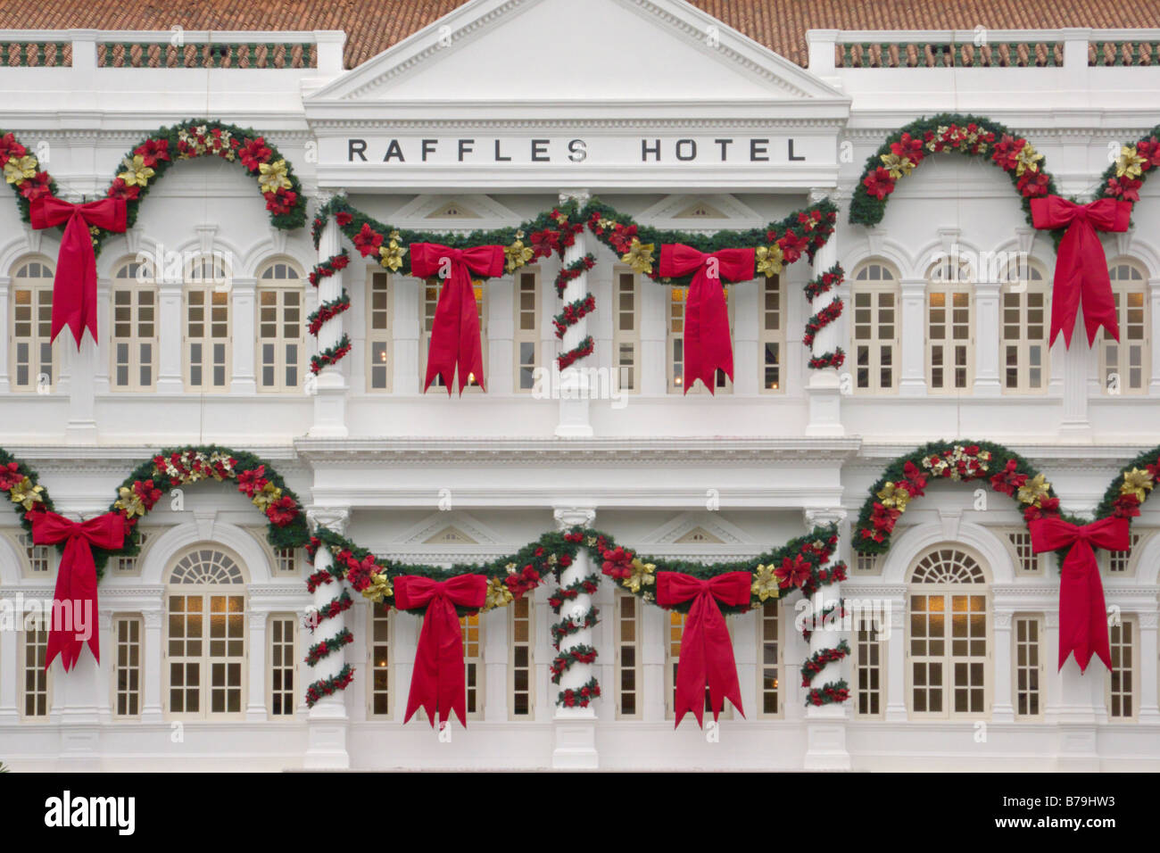 Raffles Hotel mit Weihnachtsdekoration, Singapur Stockfoto