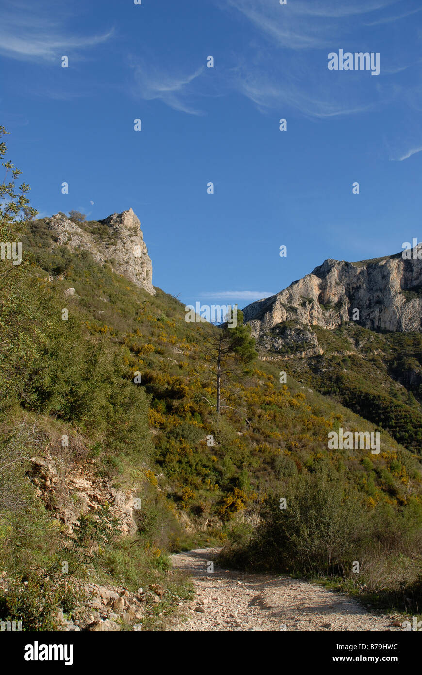 Bahn und Berg Landschaft in der Nähe von Benirrama, Vall de Gallinera, Marina Alta, Provinz Alicante, Comunidad Valenciana, Spanien Stockfoto