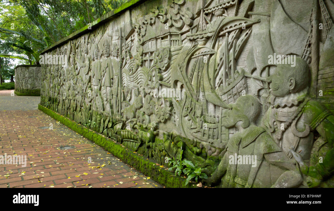Wand Relief zeigt die Geschichte von Singapur, Fort Canning Park, Singapur Stockfoto