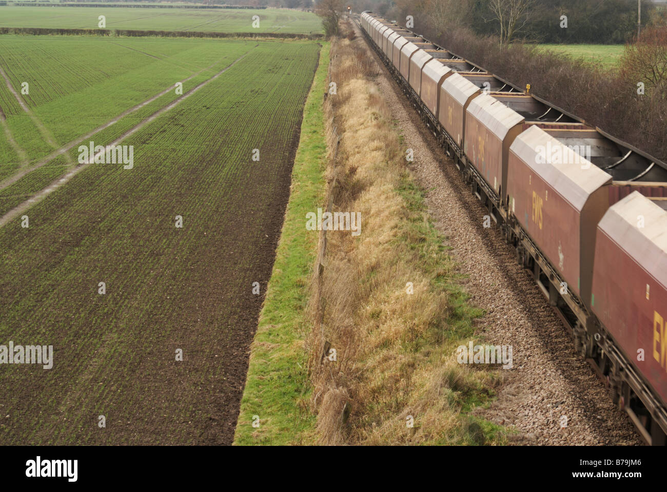 EWS DB Schenker Güterzug vorbei Swarkestone Derbyshire in Richtung Burton On Trent leere Kohlewagen ziehen Stockfoto