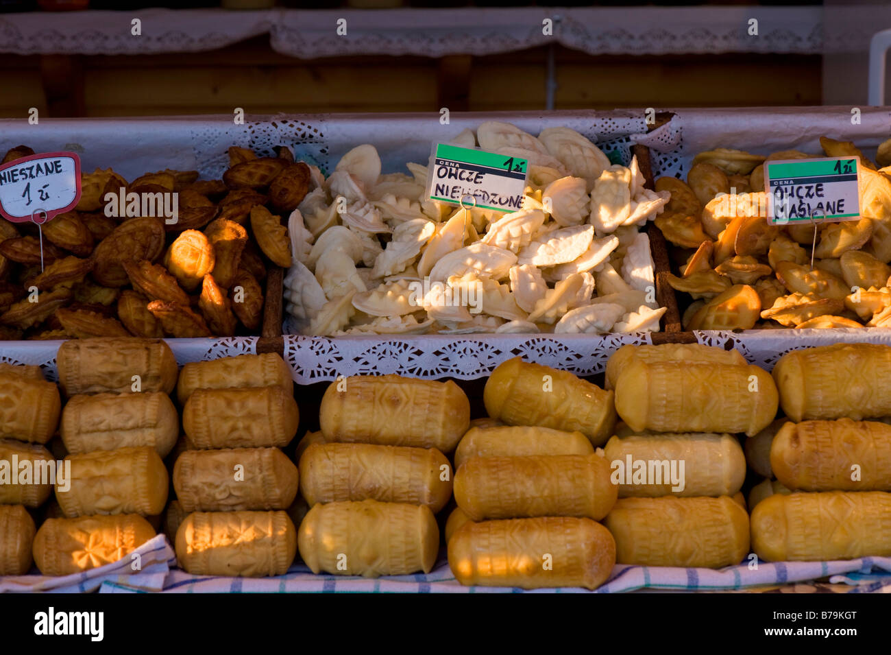 Traditionelle geräucherte Ziegenkäse Oscypek fordert Verkauf Gubalowka Hill Zakopane Tatra Gebirge Podhale Region Polen Stockfoto