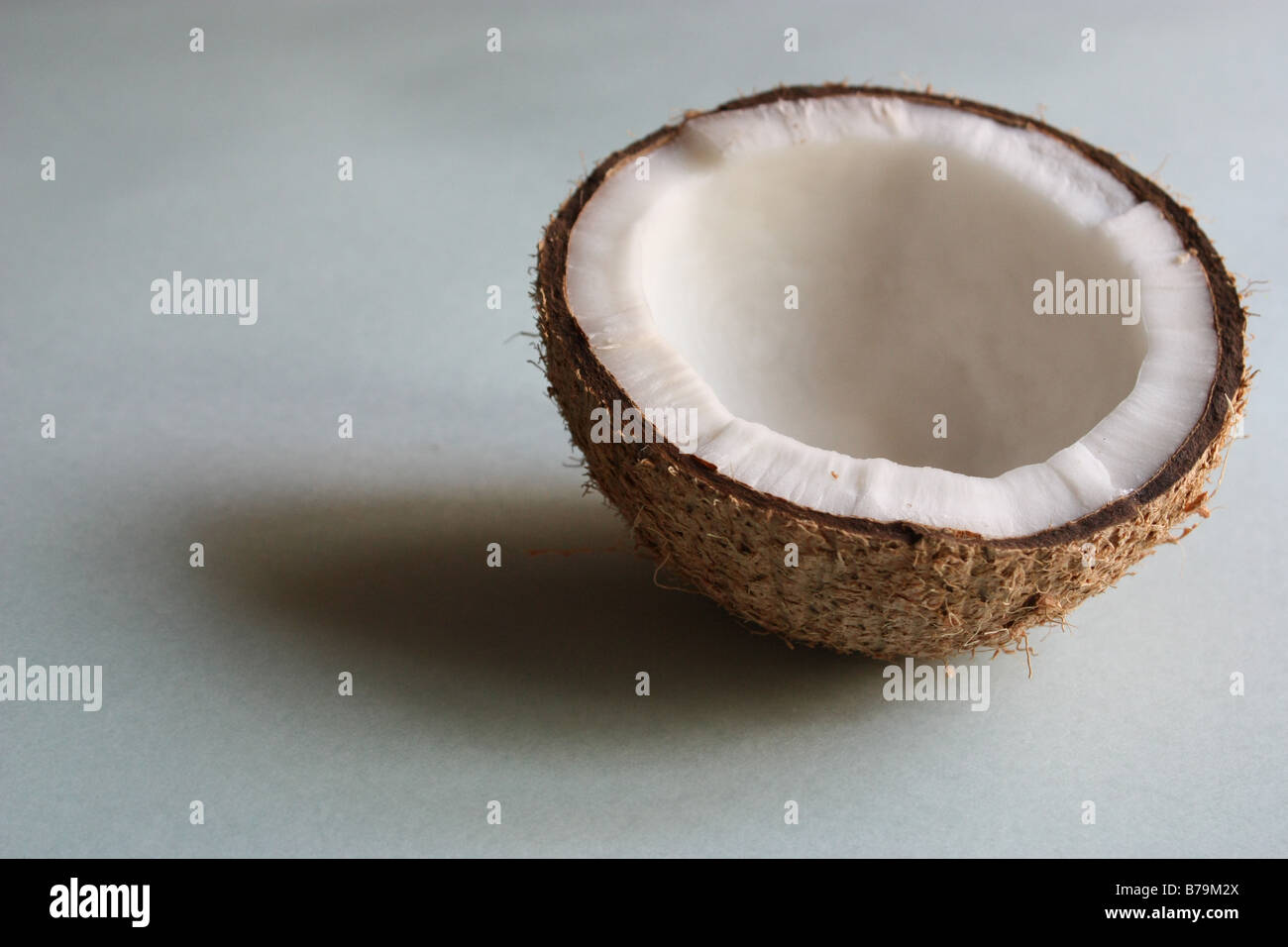 Eine halbe Kokosnuss in weißen Hintergrund Stockfoto