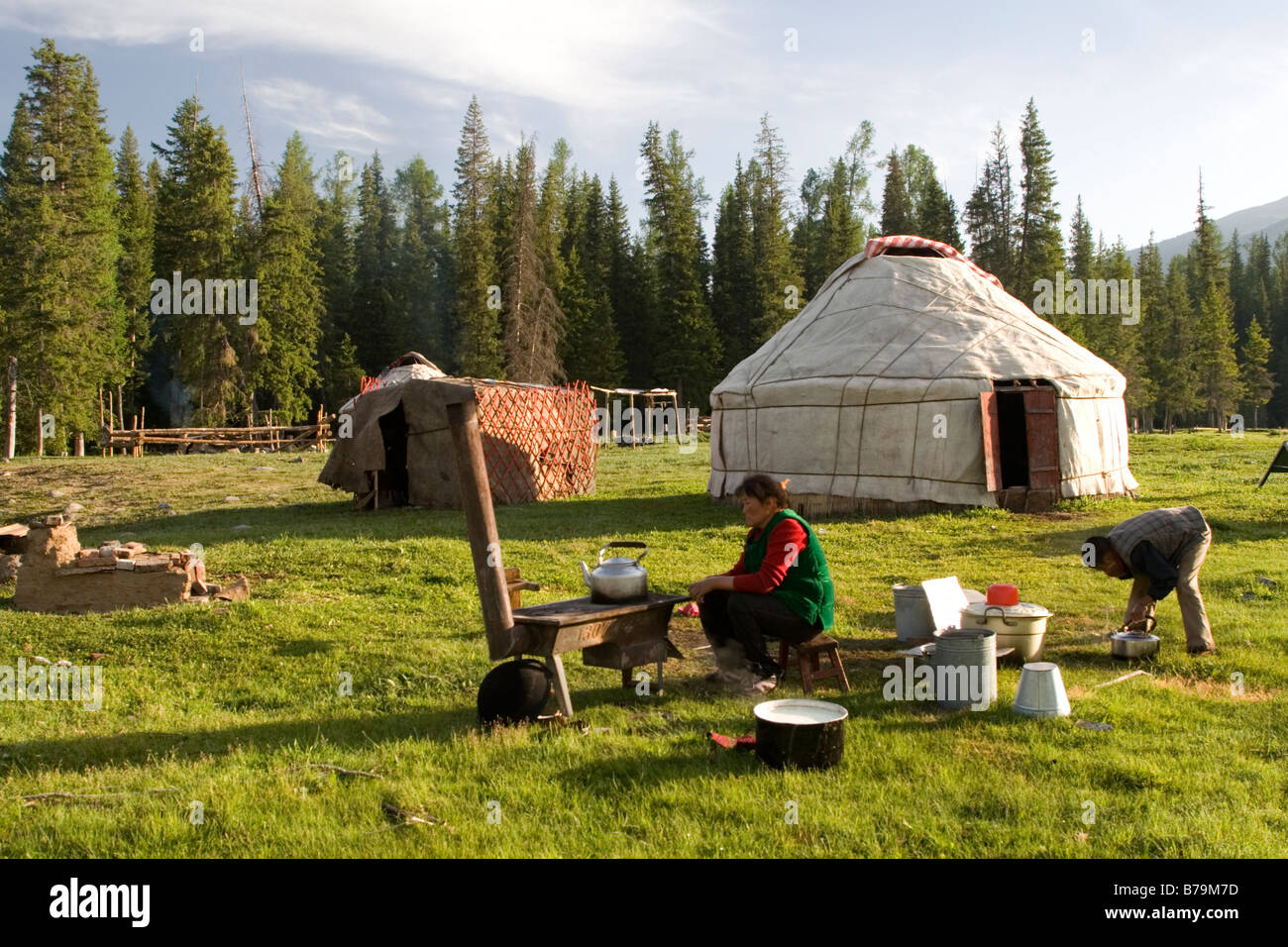 Eine mongolische Jurte Feldlager in Kanas in Xinjiang in China. Stockfoto