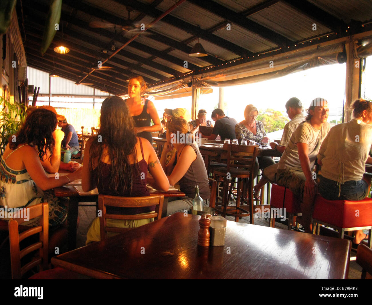 Essen und trinken im Balkon Byron Bay Stockfoto