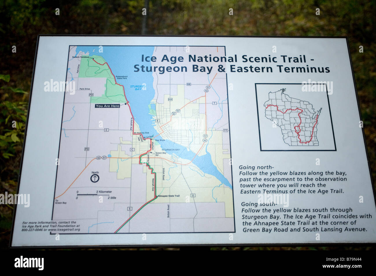 WISCONSIN - Schild am östlichen Endpunkt der Ice Age National Scenic Trail im Potawatomi State Park in Door County. Stockfoto