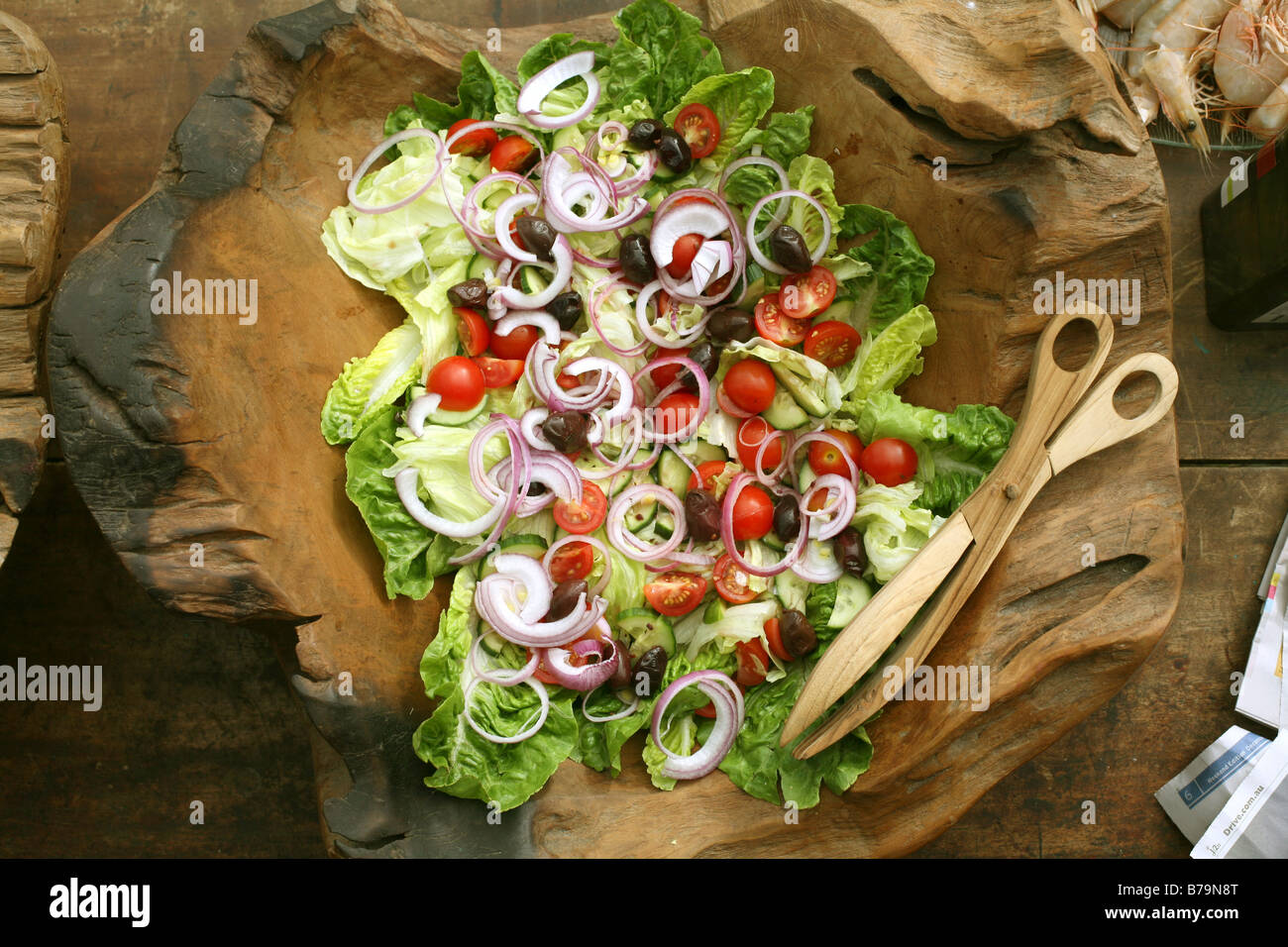 Frischer grüner Salat in Hand gemacht Holzschale Byron Bay Partei Stockfoto
