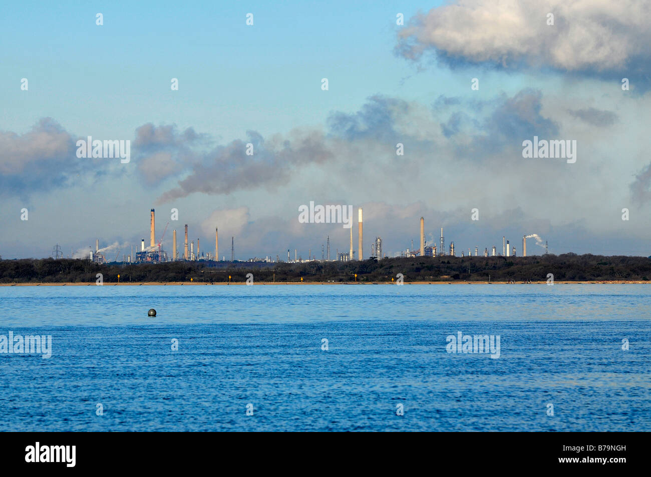 Das Exon Mobil Esso Fawley Öl und Gas Raffinerie Depot terminal auf dem Solent Südküste Englands Stockfoto