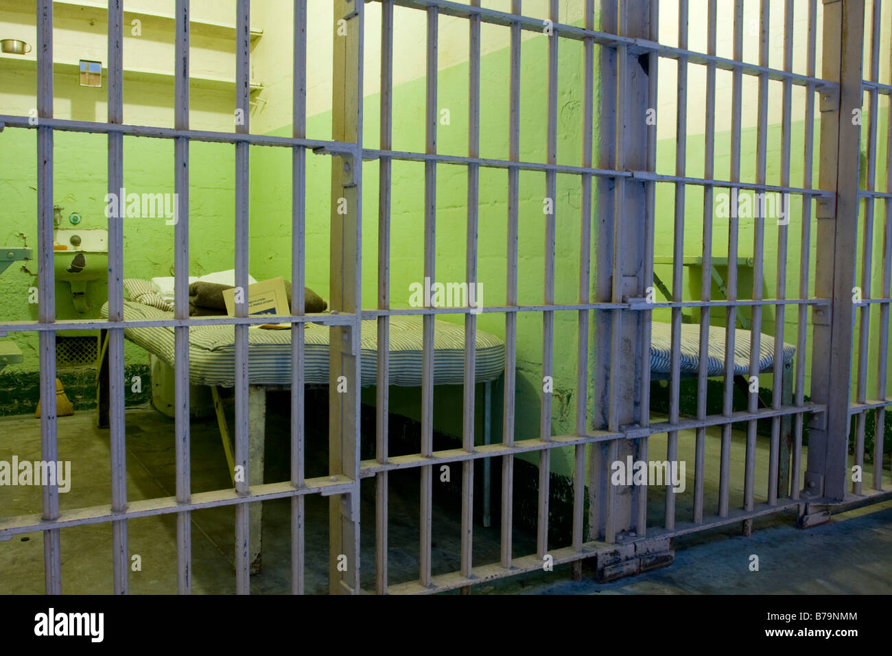 Innere einer Zelle auf Alcatraz Gefängnis San Francisco USA Stockfoto