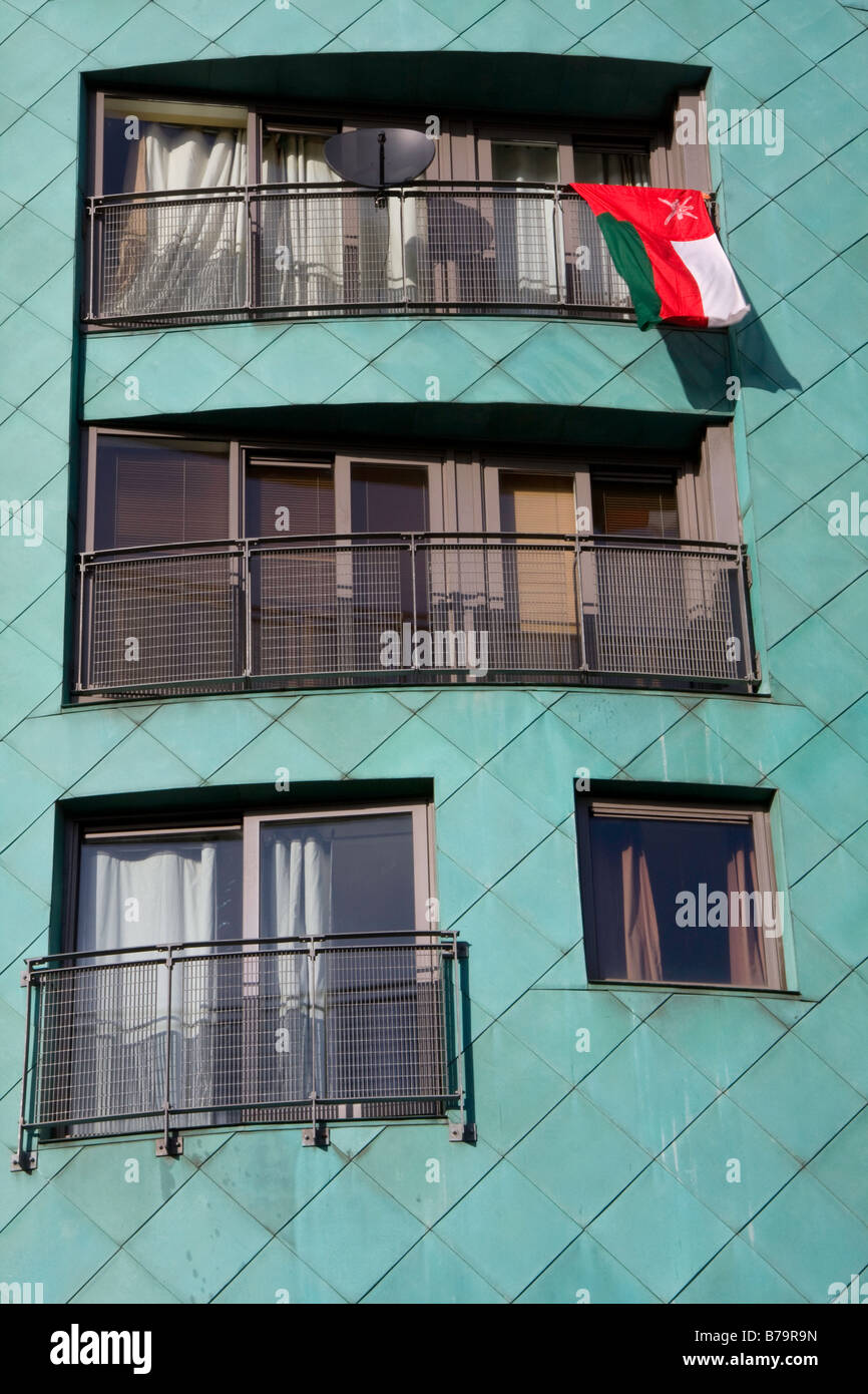 Palästina-Flagge hängt von einer Wohnung zur Unterstützung der Anti-Israels Krieg gegen Gaza rally am Albert Square, Manchester Stockfoto