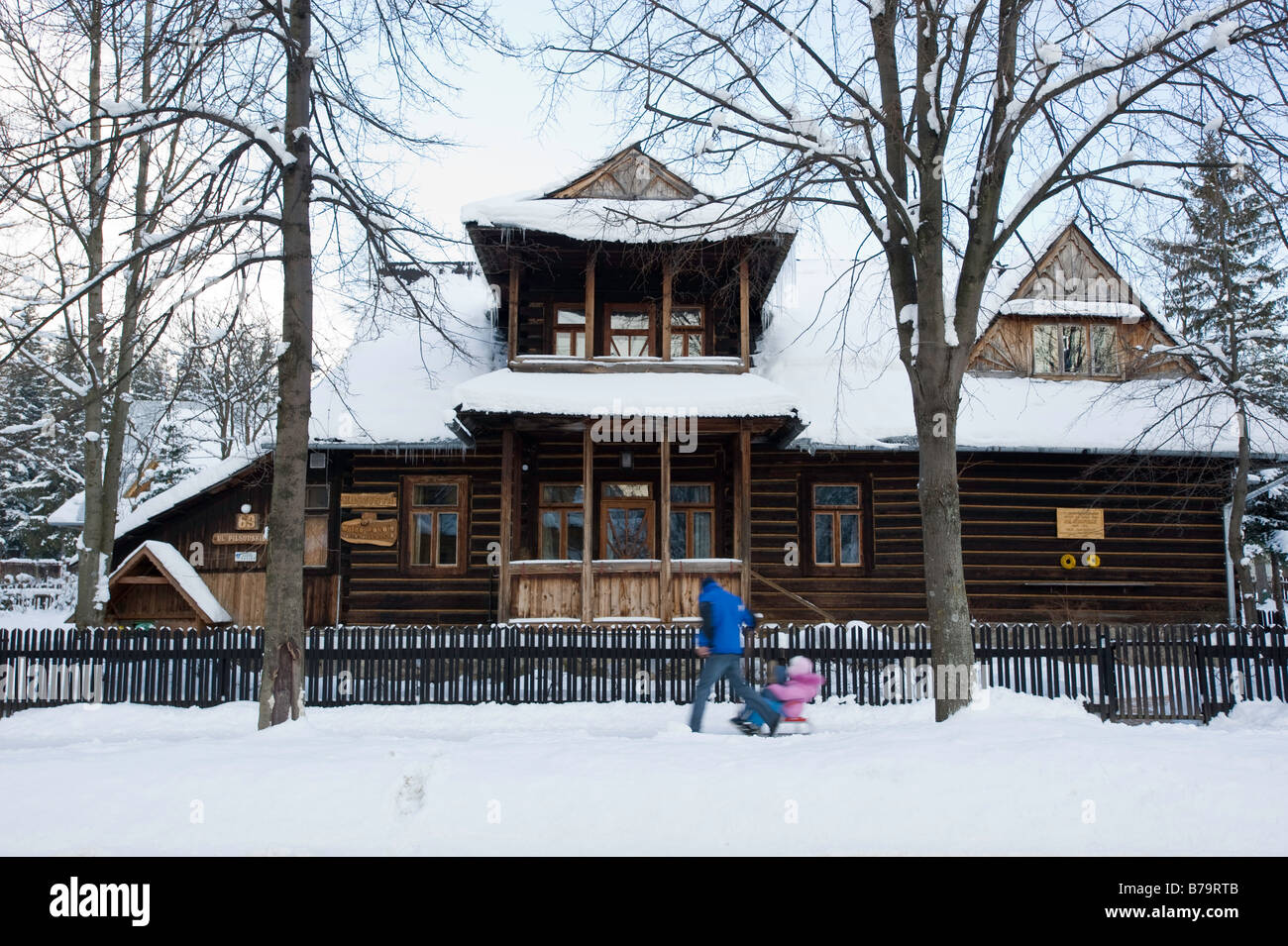 Holzhaus im typischen Zakopane-Stil-Architektur Zakopane Tatra Gebirge Podhale Region Polen Stockfoto