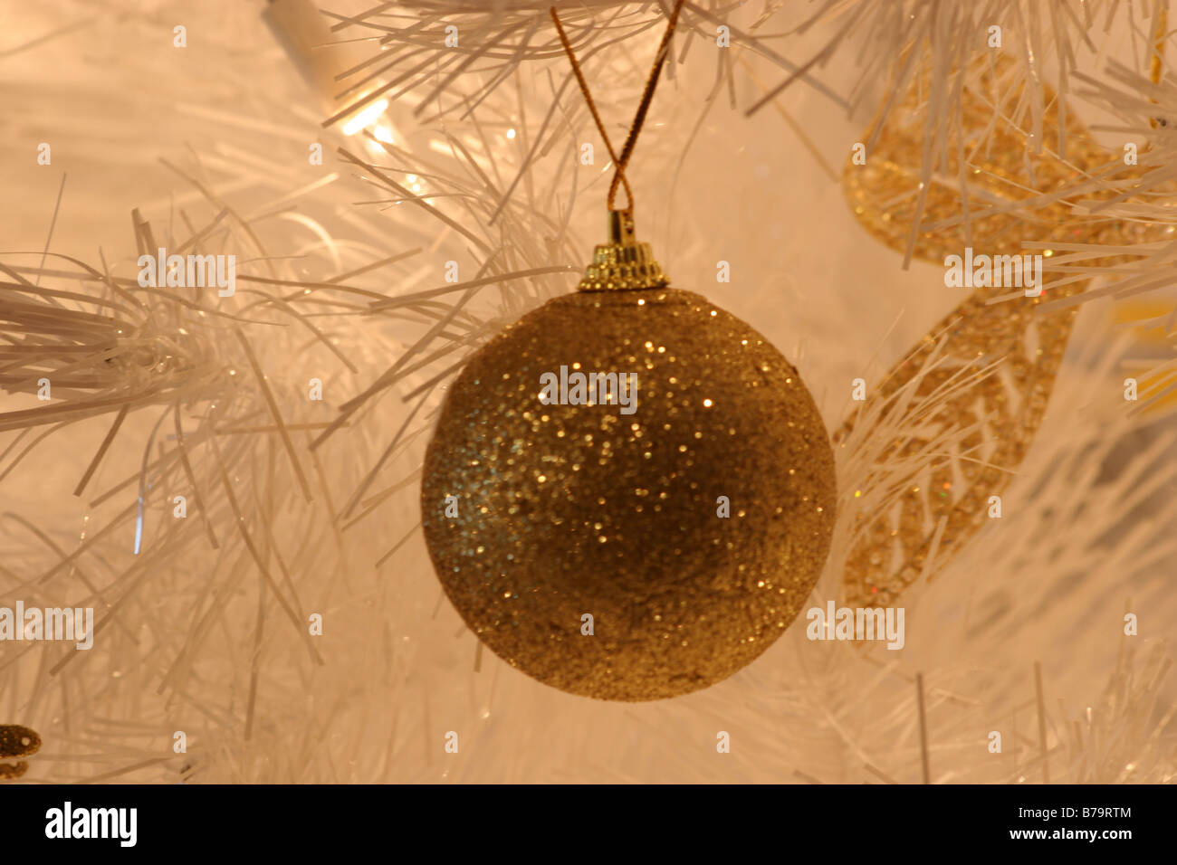 Dekorationen auf einem Weihnachtsbaum Stockfoto