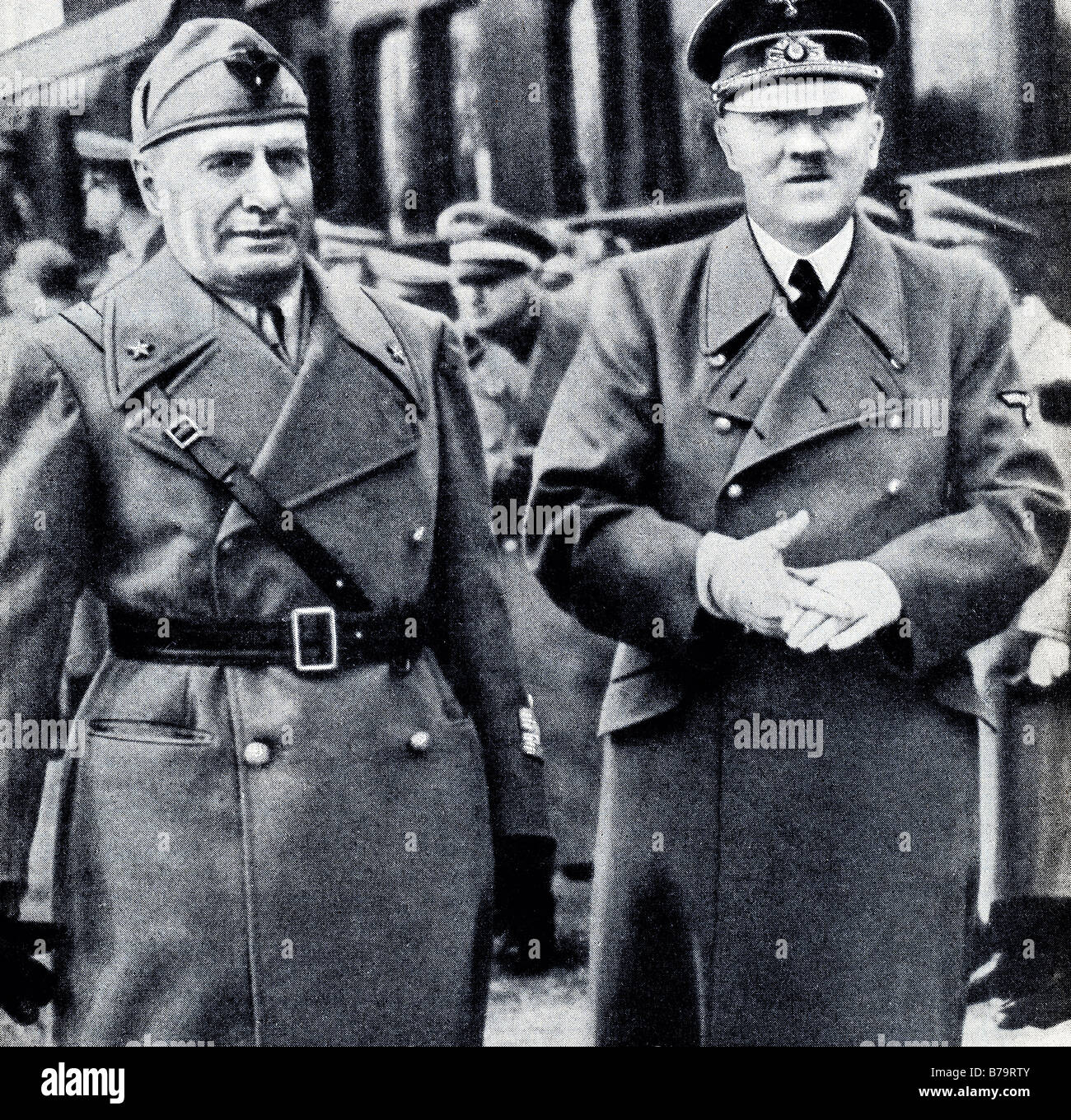 Die beiden Freunde Adolf Hitler und Benito Mussolini treffen sich an einem Bahnhof in 1943 Stockfoto