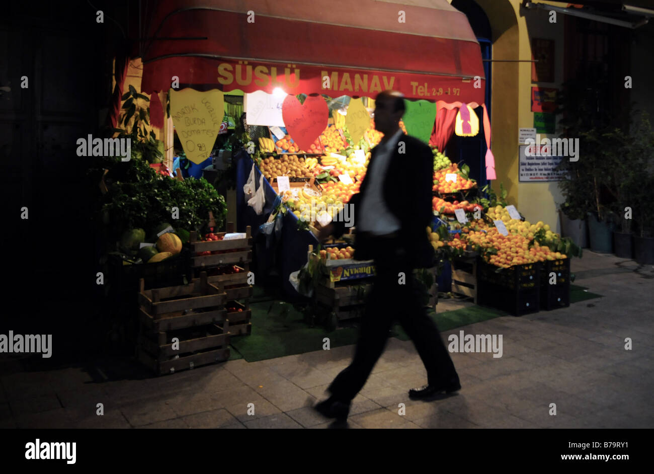 Ein Mann geht vorbei an einem lokalen Supermarkt im Bereich Tunel von Istanbul, Türkei. Stockfoto