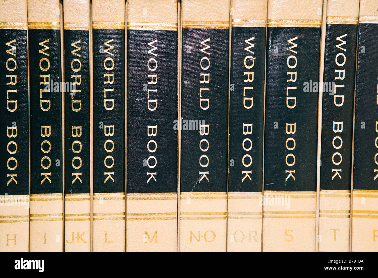 Welt-Buch-Enzyklopädien auf einem Regal Stockfoto