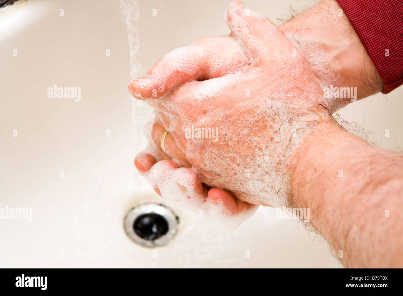 Ein Mann seine Hände waschen Stockfoto