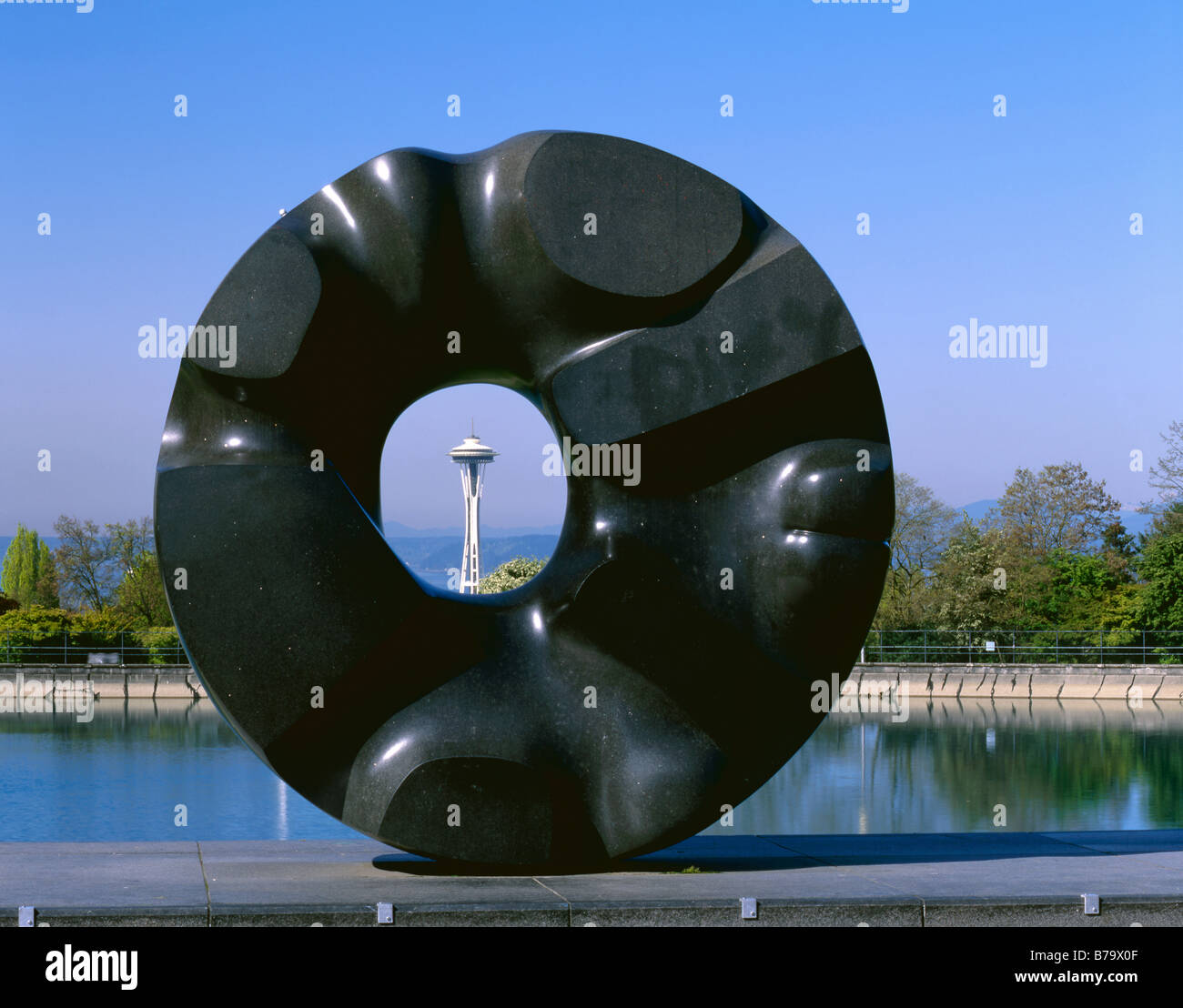 WASHINGTON - schwarze Sonne-Skulptur, die Gestaltung der Seattle Space Needle im Volunteer Park. Stockfoto