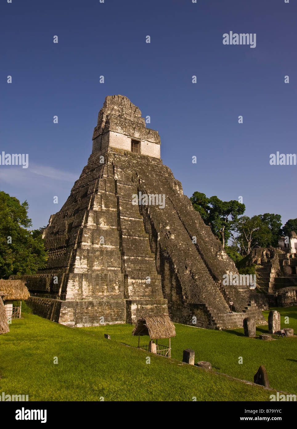 TIKAL, GUATEMALA - Tempel I, der Tempel des Jaguars, bei den Maya-Ruinen von Tikal in El Petén Abteilung liegt. Stockfoto